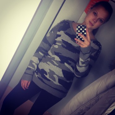 A random selfie shopping. Still loving my oversized sweaters. From 30€ to 5€ – why not buy it :)